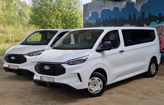 2 razy Ford Transit, oba rocznik 2024 - busy Agatexu